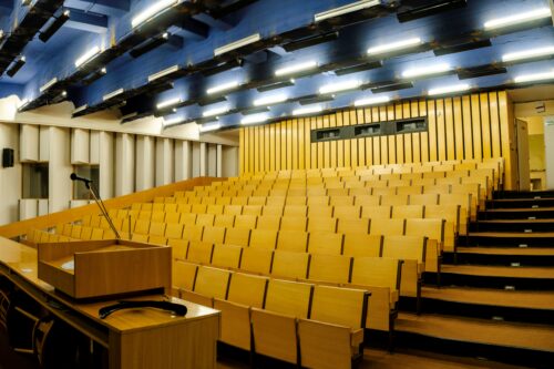 Dodnes zachovanými súčasťami konferenčnej sály sú plasticky tvarované obklady stien, tlmočnícke kabíny, drevené sedenie a úsek pultu