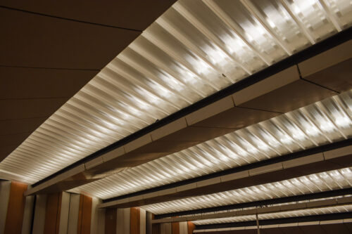 Všadeprítomné lineárne členenie sa objavuje i v plastových krytoch svietidiel v interiéri posluchárne