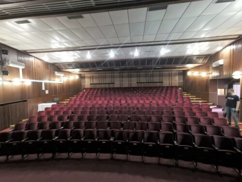 Dodnes zachovaný interiér divadelnej sály bol dodatočne doplnený povrchovými vzduchotechnickými inštaláciami