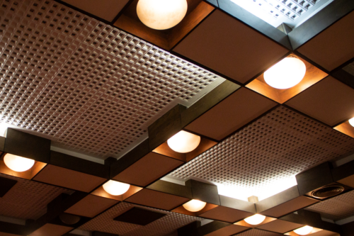 Kongresová sála – výrazovou dominantou interiéru je pôvodný sadrový podhľad s rámovými konštrukciami svietidiel