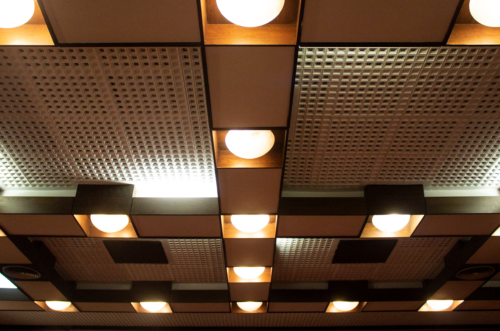 Kongresová sála – výrazovou dominantou interiéru je pôvodný sadrový podhľad s rámovými konštrukciami svietidiel