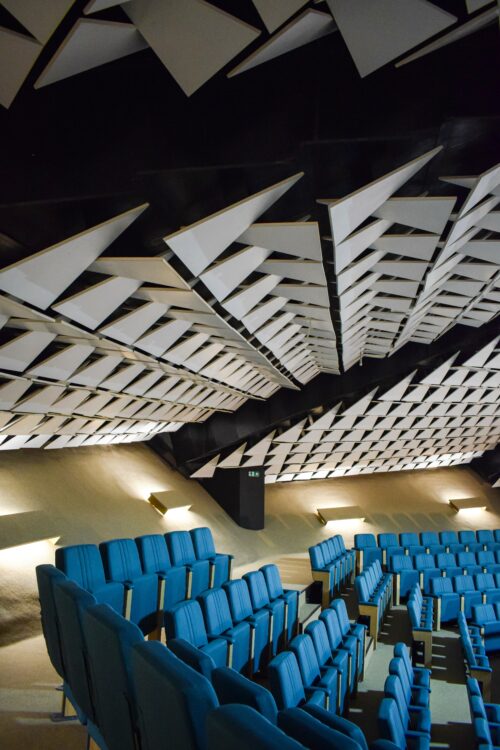 The atmosphere of the interior is enhanced by light effects, which are co-created by a set of spotlights placed on the sloping walls of the auditorium