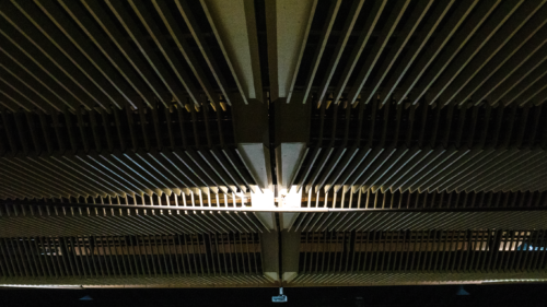 Divadelná sála – nadčasový, plasticky tvarovaný lamelový podhľad v kombinácii s osvetlením ponúka atraktívne vizuálne efekty