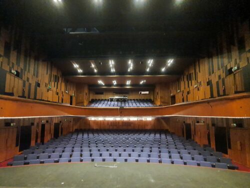 The theatre hall has a capacity of 481 seats, of which 307 seats are on the ground floor and 142 seats are on the balcony 