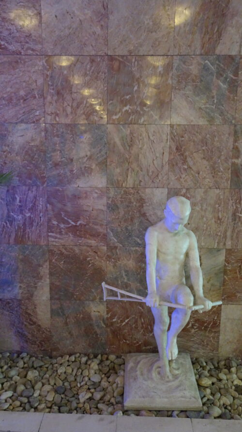The sculpture in the entrance hall symbolically reminds of the spa centre’s main mission