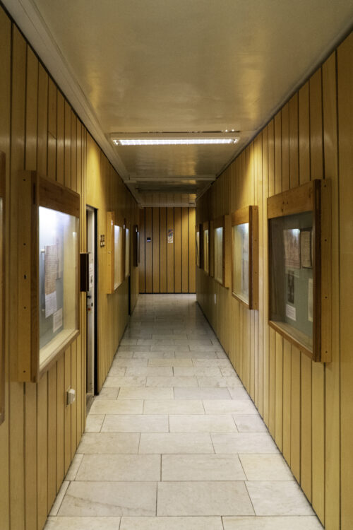 Chodbu vedúcu do knižničného priestoru charakterizuje mramorová podlaha a všade prítomné drevené obklady stien s pridanými výstavnými vitrínami
