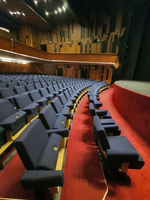 Oblúkové línie sedadiel a výškové prevýšenie sú reflexiou na amfiteatrálny typ divadla