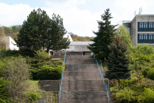 Ikonické nástupné schodisko pozostáva z 97 schodiskových stupňov