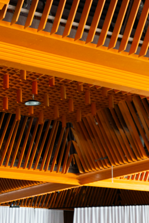 Estrádna sála – výtvarne dominantnou súčasťou interiéru je oranžový lamelový podhľad so sústavou valcových svietidiel