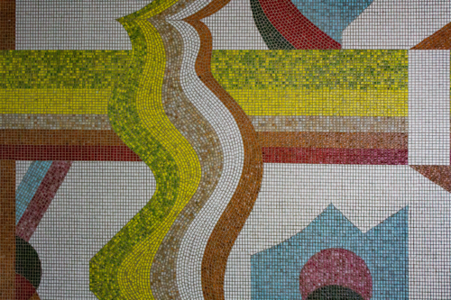 Obytný blok D2 – detail sklenej mozaiky vo vstupnej hale od Miloša Šimurdu