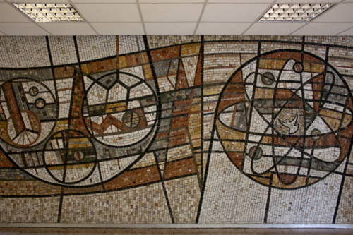 Obytný blok D2 – interiér vstupnej haly dotvára i kamenná mozaika od Stanislava Harangozóa