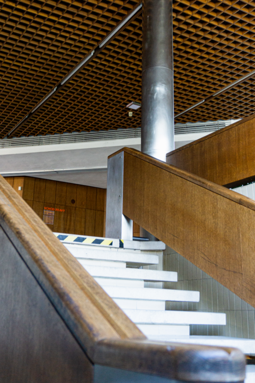 The materiality of wood is also present on the staircase handrails