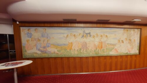 Interiér foyera na prízemí zdobia veľkoformátové nástenné obrazy s figuratívnymi folklórnym motívmi slovenského ľudu
