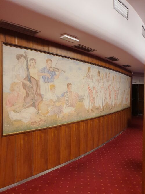 Interiér foyera na prízemí zdobia veľkoformátové nástenné obrazy s figuratívnymi folklórnym motívmi slovenského ľudu