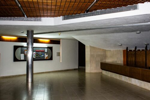 Interiér vstupného foyera charakterizuje vzájomná hra stavebných súčastí vyvolávajúca dojmy dynamiky a pohybu