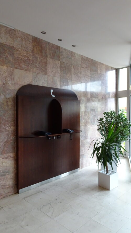 A “telephone panel” with a classic telephone set is part of the entrance hall 