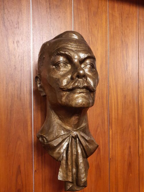 Bronzová busta významnej osobnosti slovenskej literatúry a kultúry – Pavla Országha Hviezdoslava od sochára Teodora Baníka, situovaná v interiéri foyera na prízemí