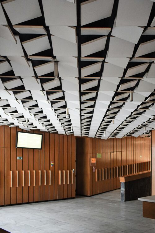 The stone floor, the sculptural structure of the suspended ceiling on a black backdrop, and the vertical lines of the panelling all form identical parts of the respirium 