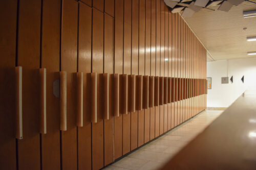 Ramp area in the respirium – rhythmic verticality of the panelling enhances the dynamics and seriousness of the space 
