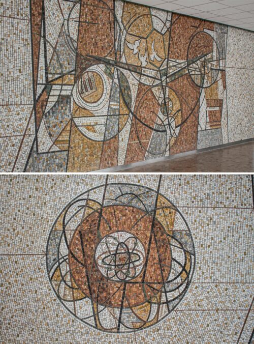 Detailný pohľad na kamennú mozaiku od Stanislava Harangozóa v priestore chodby pred jedálňou