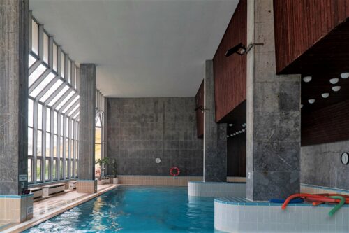 Vnútorný bazén láka kúpeľných hostí svojimi liečebnými účinkami, dobovým interiérom i krásnym výhľadom na okolitý park