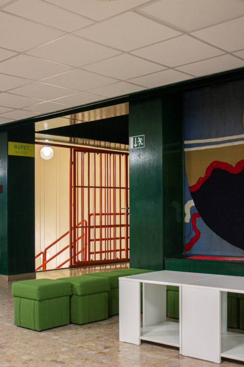 The lobby area in front of the congress centre is characterised by an expressively eccentric colour palette
