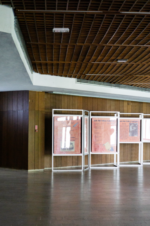 The entrance foyer is characterised by a dynamic play of building interior elements, wooden grid suspended ceilings and walnut veneered panelling
